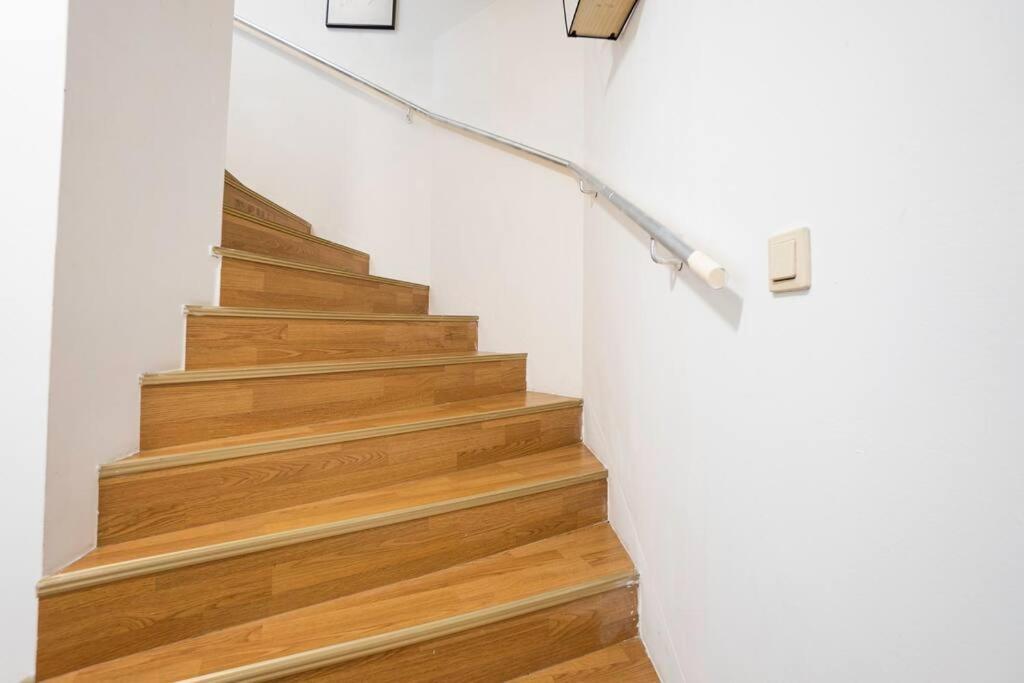 Stylish 2 Floor Penthouse • 15 Min To City Center Вена Экстерьер фото