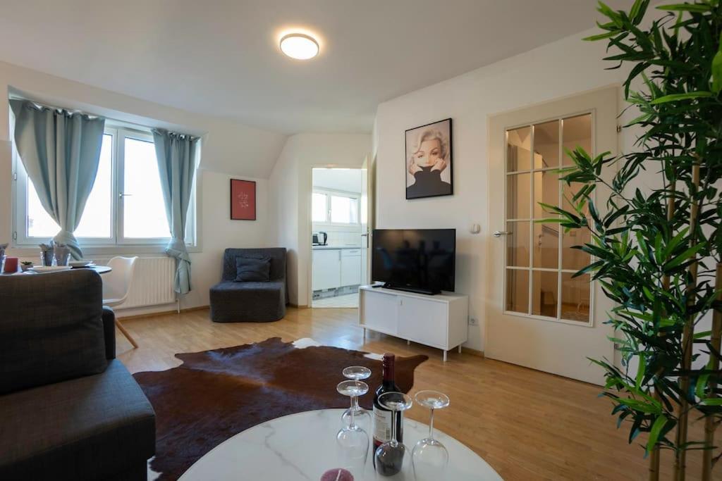 Stylish 2 Floor Penthouse • 15 Min To City Center Вена Экстерьер фото